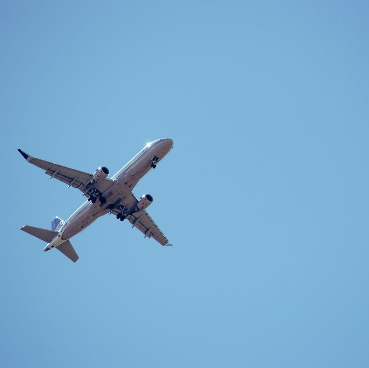 white airliner